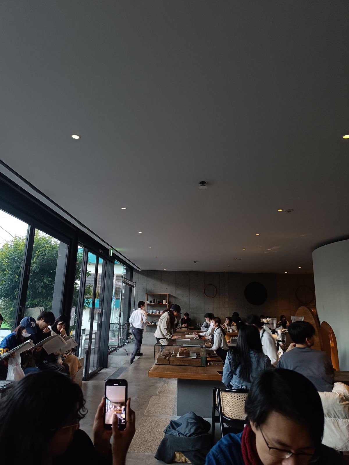 ガラス越しに街が見える、客で満ちたOGAWA COFFEE LABORATORYの店内