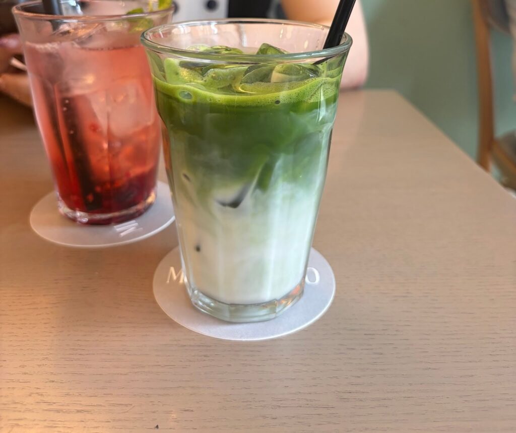 抹茶ラテとベリーソーダ